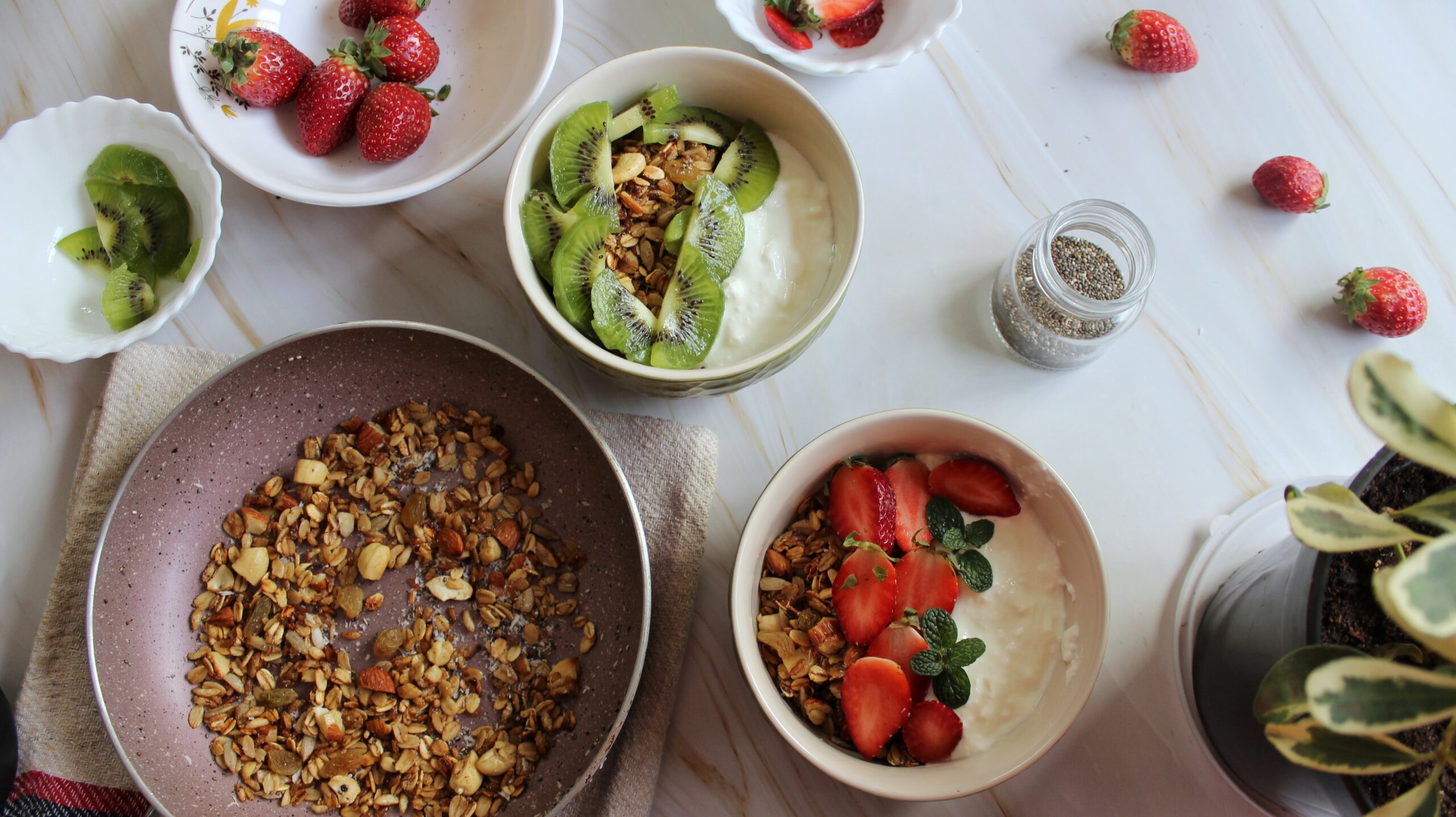 Read more about the article Green & Red Granola & Yogurt Bowls